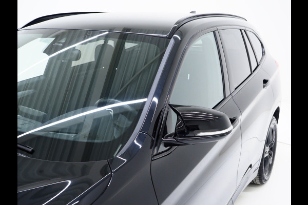 BMW X1 sDrive20i M Sport Full Black | HUD | Trekhaak | Sfeerlicht | Donkere Hemel | Stoelverwarming | Cruise | PDC | Carplay