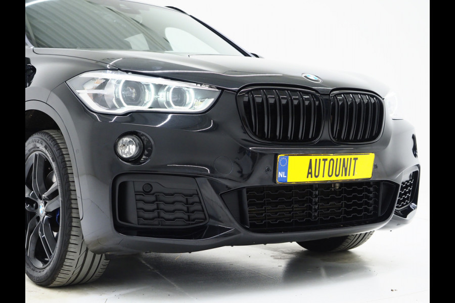 BMW X1 sDrive20i M Sport Full Black | HUD | Trekhaak | Sfeerlicht | Donkere Hemel | Stoelverwarming | Cruise | PDC | Carplay