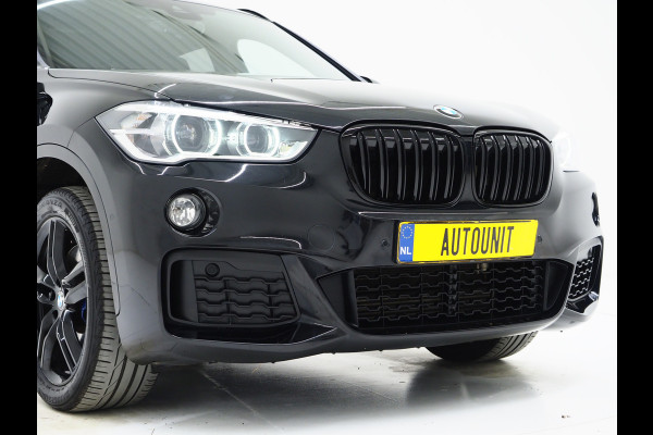 BMW X1 sDrive20i M Sport Full Black | HUD | Trekhaak | Sfeerlicht | Donkere Hemel | Stoelverwarming | Cruise | PDC | Carplay