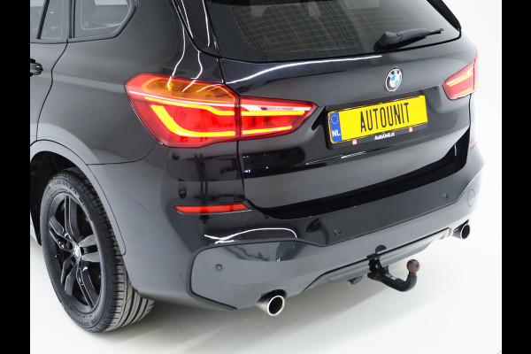 BMW X1 sDrive20i M Sport Full Black | HUD | Trekhaak | Sfeerlicht | Donkere Hemel | Stoelverwarming | Cruise | PDC | Carplay