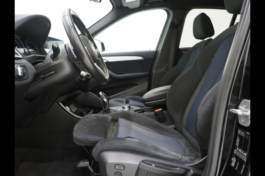 BMW X1 sDrive20i M Sport Full Black | HUD | Trekhaak | Sfeerlicht | Donkere Hemel | Stoelverwarming | Cruise | PDC | Carplay