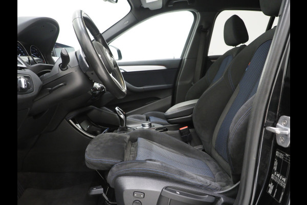BMW X1 sDrive20i M Sport Full Black | HUD | Trekhaak | Sfeerlicht | Donkere Hemel | Stoelverwarming | Cruise | PDC | Carplay