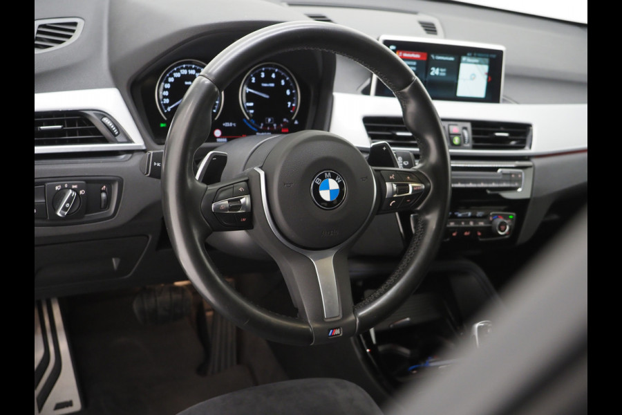 BMW X1 sDrive20i M Sport Full Black | HUD | Trekhaak | Sfeerlicht | Donkere Hemel | Stoelverwarming | Cruise | PDC | Carplay