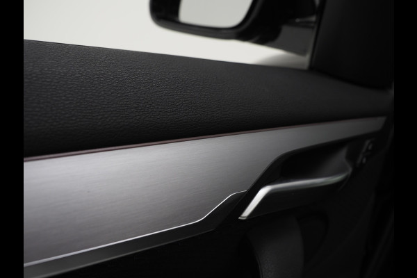 BMW X1 sDrive20i M Sport Full Black | HUD | Trekhaak | Sfeerlicht | Donkere Hemel | Stoelverwarming | Cruise | PDC | Carplay