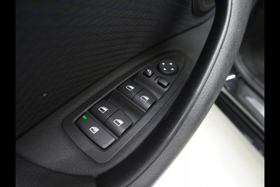 BMW X1 sDrive20i M Sport Full Black | HUD | Trekhaak | Sfeerlicht | Donkere Hemel | Stoelverwarming | Cruise | PDC | Carplay