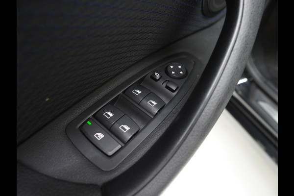BMW X1 sDrive20i M Sport Full Black | HUD | Trekhaak | Sfeerlicht | Donkere Hemel | Stoelverwarming | Cruise | PDC | Carplay