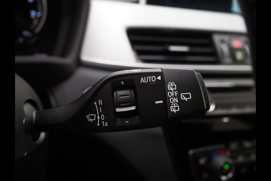 BMW X1 sDrive20i M Sport Full Black | HUD | Trekhaak | Sfeerlicht | Donkere Hemel | Stoelverwarming | Cruise | PDC | Carplay