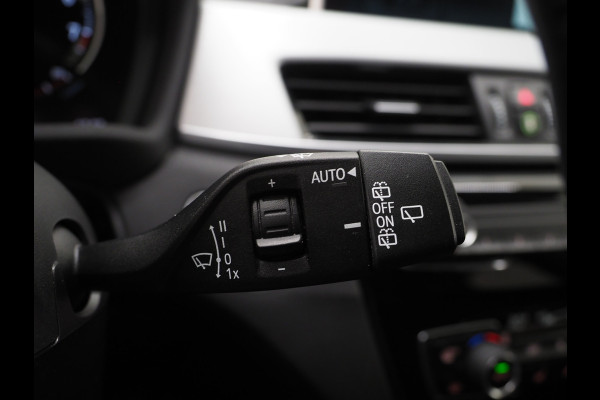 BMW X1 sDrive20i M Sport Full Black | HUD | Trekhaak | Sfeerlicht | Donkere Hemel | Stoelverwarming | Cruise | PDC | Carplay