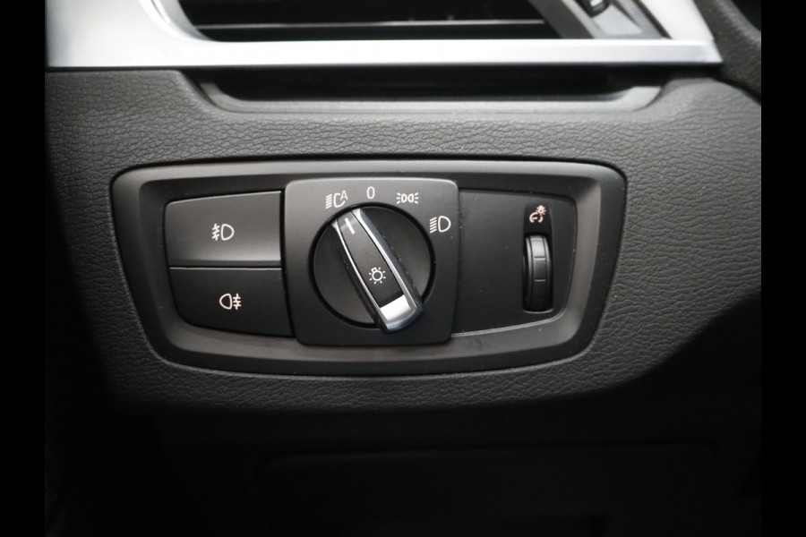 BMW X1 sDrive20i M Sport Full Black | HUD | Trekhaak | Sfeerlicht | Donkere Hemel | Stoelverwarming | Cruise | PDC | Carplay