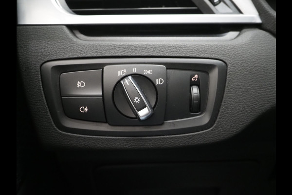 BMW X1 sDrive20i M Sport Full Black | HUD | Trekhaak | Sfeerlicht | Donkere Hemel | Stoelverwarming | Cruise | PDC | Carplay