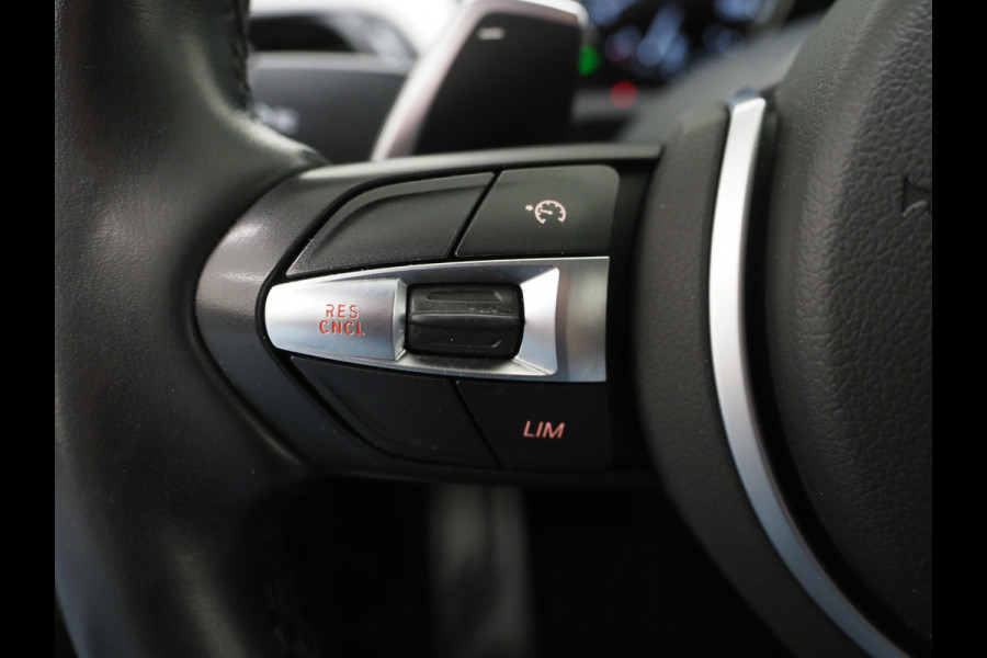 BMW X1 sDrive20i M Sport Full Black | HUD | Trekhaak | Sfeerlicht | Donkere Hemel | Stoelverwarming | Cruise | PDC | Carplay