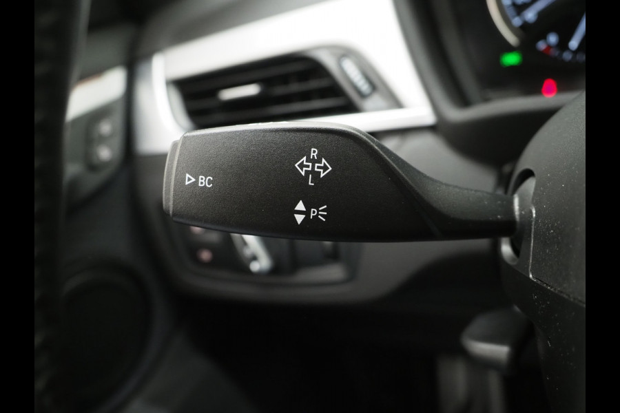 BMW X1 sDrive20i M Sport Full Black | HUD | Trekhaak | Sfeerlicht | Donkere Hemel | Stoelverwarming | Cruise | PDC | Carplay