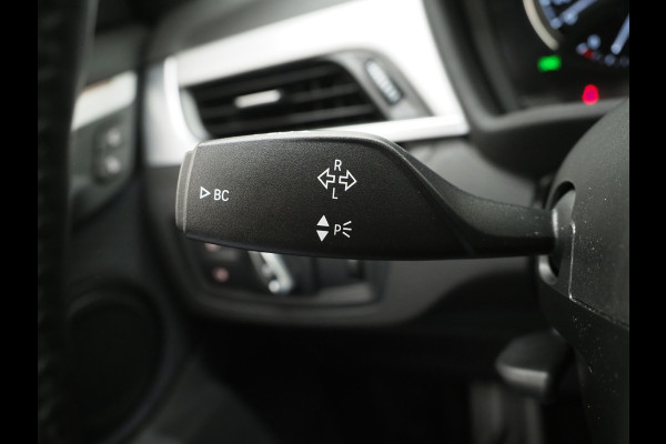 BMW X1 sDrive20i M Sport Full Black | HUD | Trekhaak | Sfeerlicht | Donkere Hemel | Stoelverwarming | Cruise | PDC | Carplay