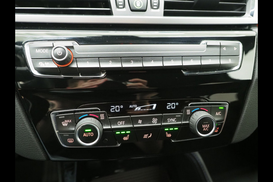 BMW X1 sDrive20i M Sport Full Black | HUD | Trekhaak | Sfeerlicht | Donkere Hemel | Stoelverwarming | Cruise | PDC | Carplay