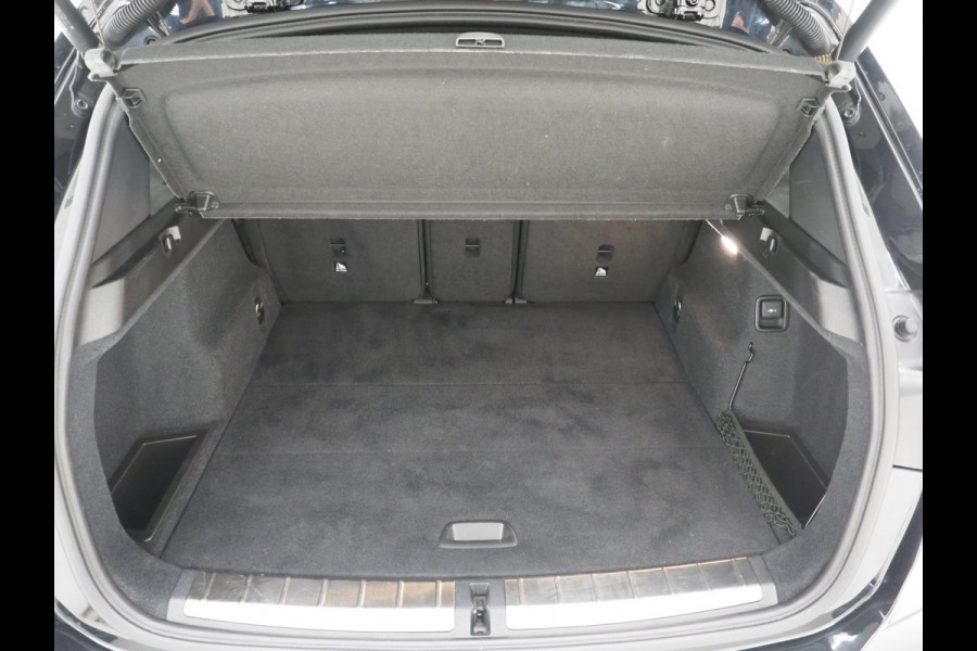 BMW X1 sDrive20i M Sport Full Black | HUD | Trekhaak | Sfeerlicht | Donkere Hemel | Stoelverwarming | Cruise | PDC | Carplay