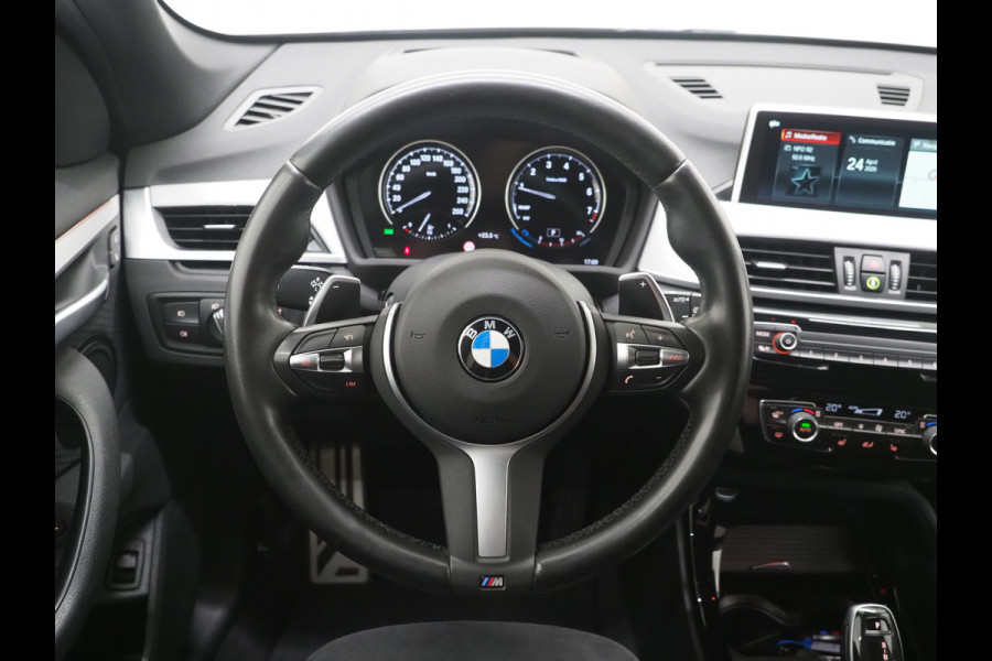 BMW X1 sDrive20i M Sport Full Black | HUD | Trekhaak | Sfeerlicht | Donkere Hemel | Stoelverwarming | Cruise | PDC | Carplay