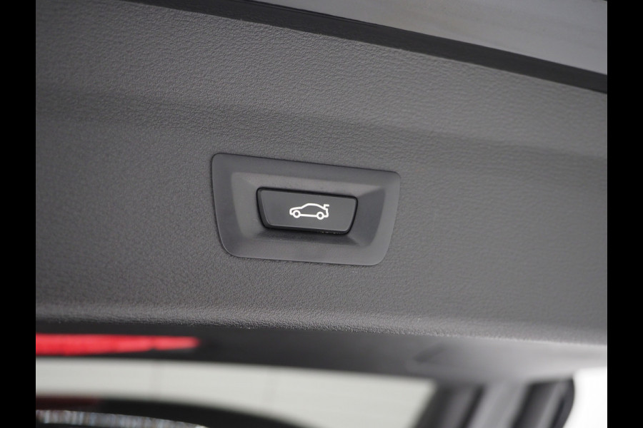 BMW X1 sDrive20i M Sport Full Black | HUD | Trekhaak | Sfeerlicht | Donkere Hemel | Stoelverwarming | Cruise | PDC | Carplay