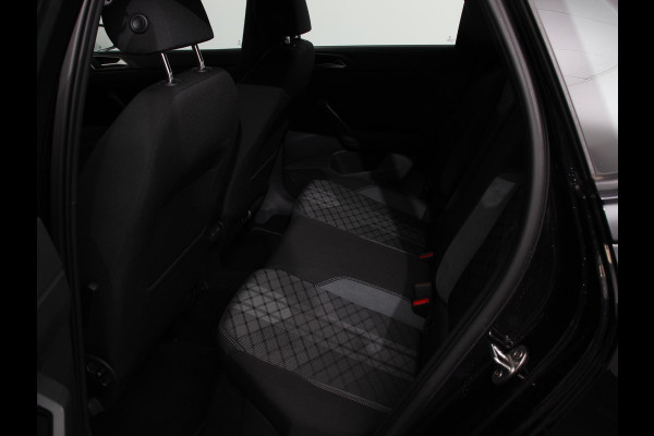 Volkswagen Polo 1.0 TSI R-Line Automaat Camera Digitale Cockpit Parkeer sensoren Adaptive Cruise control Climate Control Lichtmetalen velgen Stoelverwarming Navigatie Apple Carplay/Android Auto