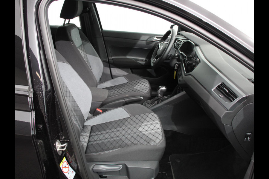 Volkswagen Polo 1.0 TSI R-Line Automaat Camera Digitale Cockpit Parkeer sensoren Adaptive Cruise control Climate Control Lichtmetalen velgen Stoelverwarming Navigatie Apple Carplay/Android Auto