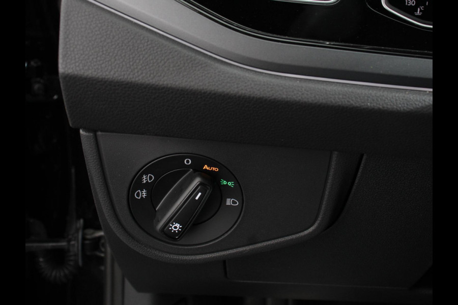 Volkswagen Polo 1.0 TSI R-Line Automaat Camera Digitale Cockpit Parkeer sensoren Adaptive Cruise control Climate Control Lichtmetalen velgen Stoelverwarming Navigatie Apple Carplay/Android Auto