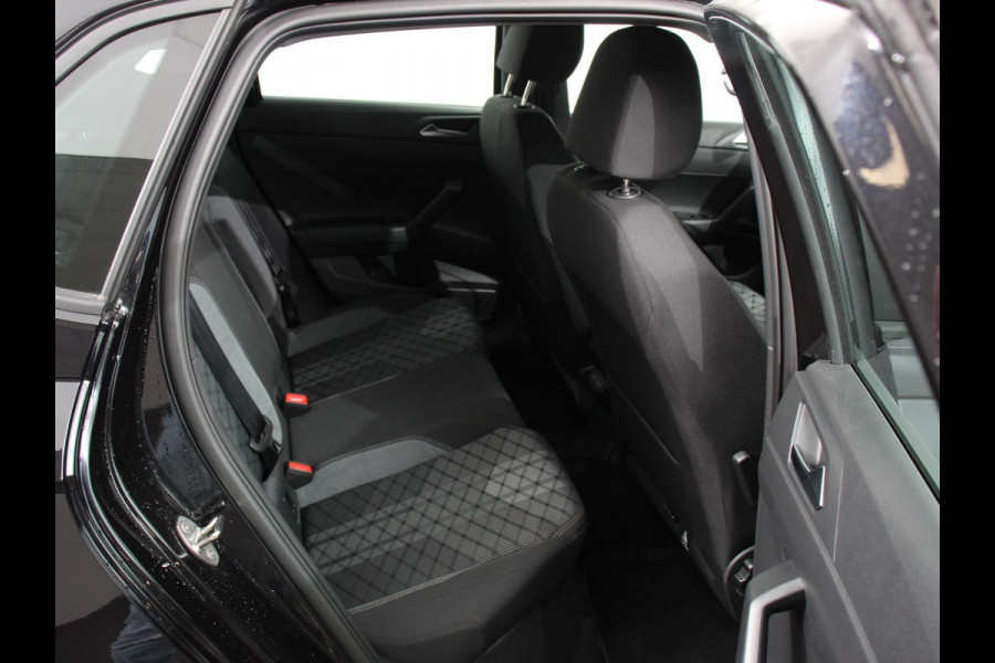 Volkswagen Polo 1.0 TSI R-Line Automaat Camera Digitale Cockpit Parkeer sensoren Adaptive Cruise control Climate Control Lichtmetalen velgen Stoelverwarming Navigatie Apple Carplay/Android Auto