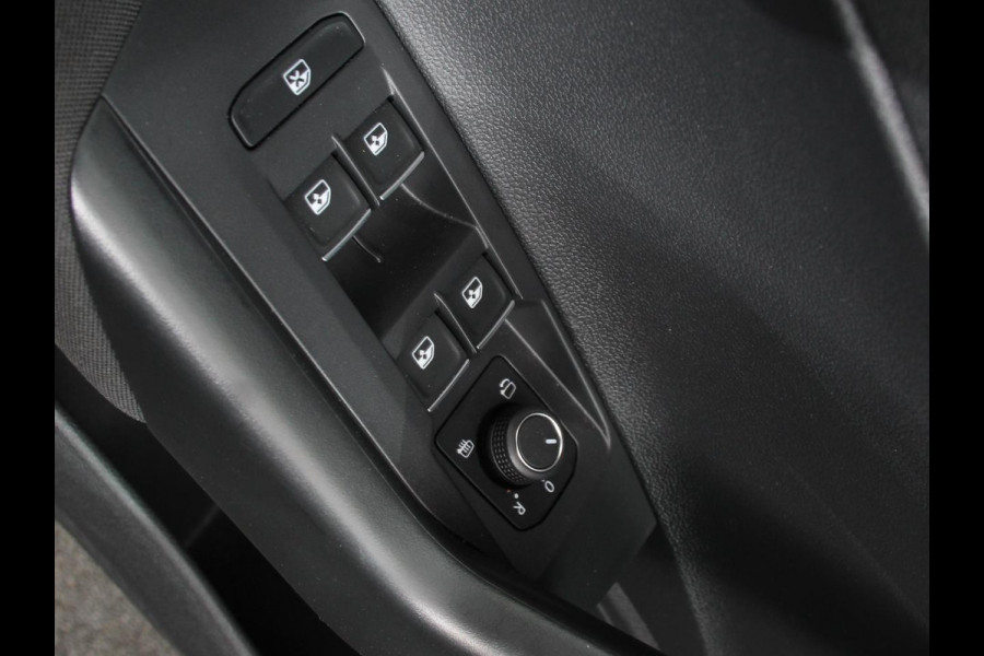 Volkswagen Polo 1.0 TSI R-Line Automaat Camera Digitale Cockpit Parkeer sensoren Adaptive Cruise control Climate Control Lichtmetalen velgen Stoelverwarming Navigatie Apple Carplay/Android Auto