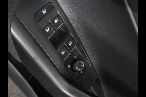 Volkswagen Polo 1.0 TSI R-Line Automaat Camera Digitale Cockpit Parkeer sensoren Adaptive Cruise control Climate Control Lichtmetalen velgen Stoelverwarming Navigatie Apple Carplay/Android Auto