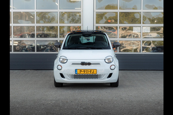 Fiat 500E Icon 42 kWh l SOH 92,8% | Clima | Cruise | Camera | 17" | Priv. Glass | Schuif/Kanteldak | Winter Pack | BSM | Apple Carplay