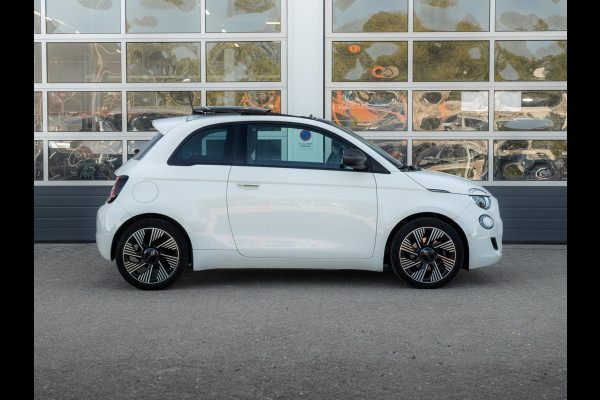 Fiat 500E Icon 42 kWh l SOH 92,8% | Clima | Cruise | Camera | 17" | Priv. Glass | Schuif/Kanteldak | Winter Pack | BSM | Apple Carplay