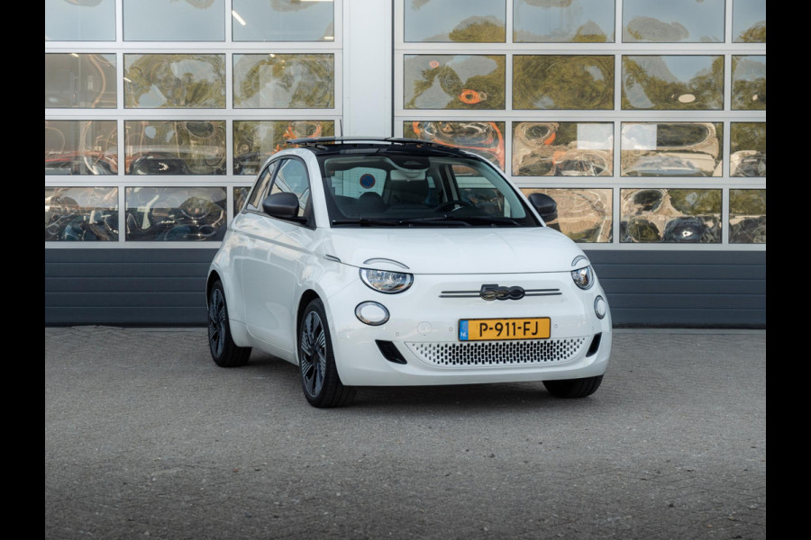 Fiat 500E Icon 42 kWh l SOH 92,8% | Clima | Cruise | Camera | 17" | Priv. Glass | Schuif/Kanteldak | Winter Pack | BSM | Apple Carplay