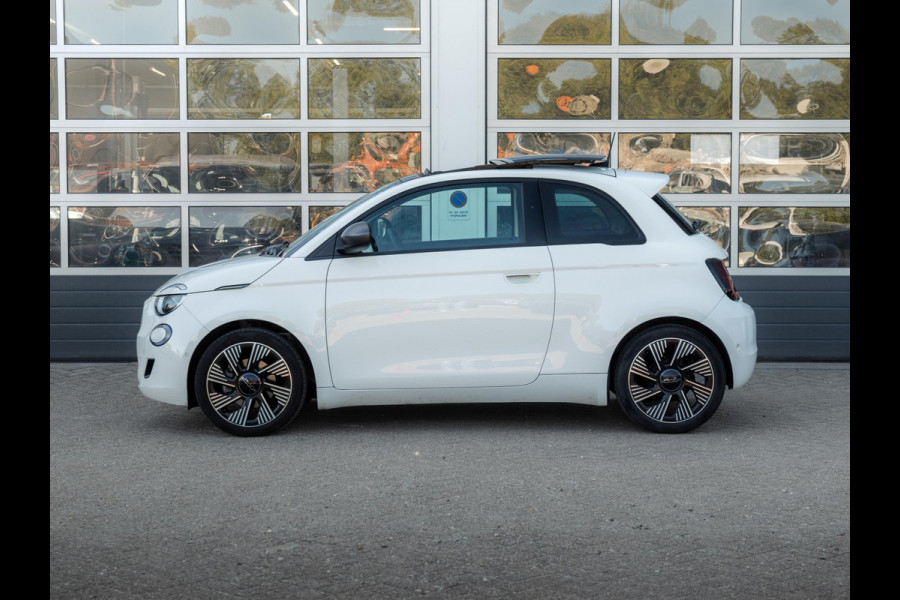 Fiat 500E Icon 42 kWh l SOH 92,8% | Clima | Cruise | Camera | 17" | Priv. Glass | Schuif/Kanteldak | Winter Pack | BSM | Apple Carplay