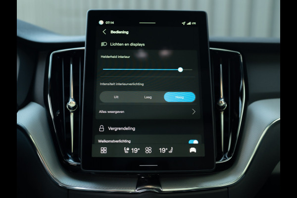 Volvo XC60 2.0 T6 Plug-in hybrid AWD Plus Black Edition | Harman/ Kardon | 360 Camera | Blind Spot | Panodak | Trekhaak wegkl. | Prijs Rijklaar!!