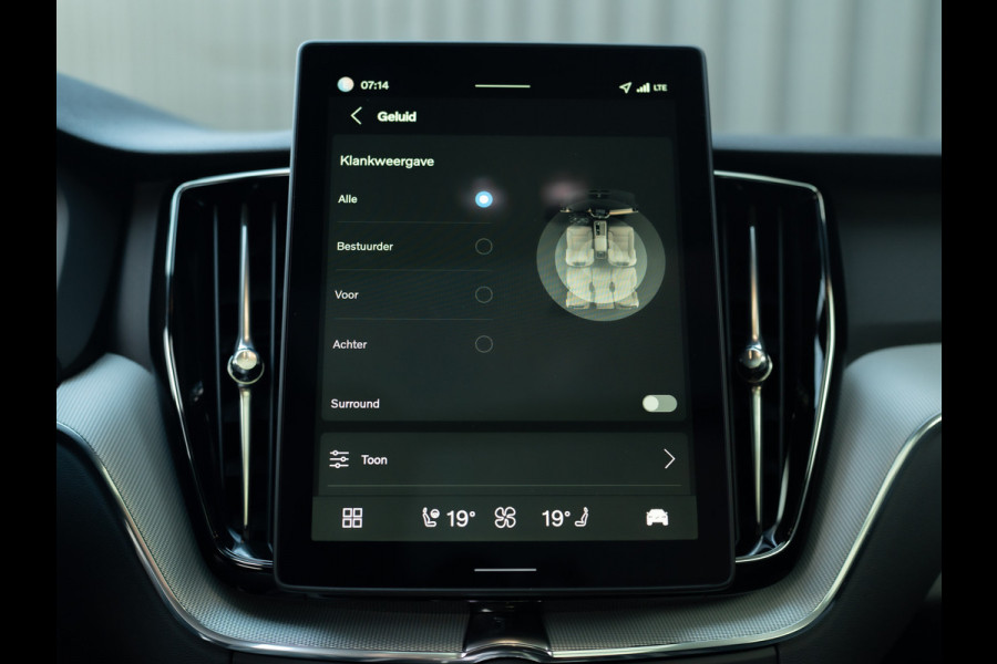 Volvo XC60 2.0 T6 Plug-in hybrid AWD Plus Black Edition | Harman/ Kardon | 360 Camera | Blind Spot | Panodak | Trekhaak wegkl. | Prijs Rijklaar!!