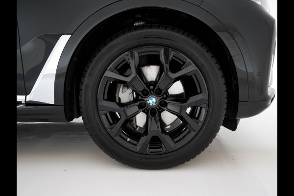BMW X7 xDrive40i High Executive [ 7-Pers. ] *PANO | LEATHER | LASER-LIGHT | HEAD-UP | ADAPTIVE-CRUISE | BLINDSPOT | SOFT-CLOSE | BOWERS&WILKINS | MEMORY-PACK | DIGI-COCKPIT | KEYLESS | DAB+ | CAMERA | HEATED-COMFORTSEATS | 20''ALU*