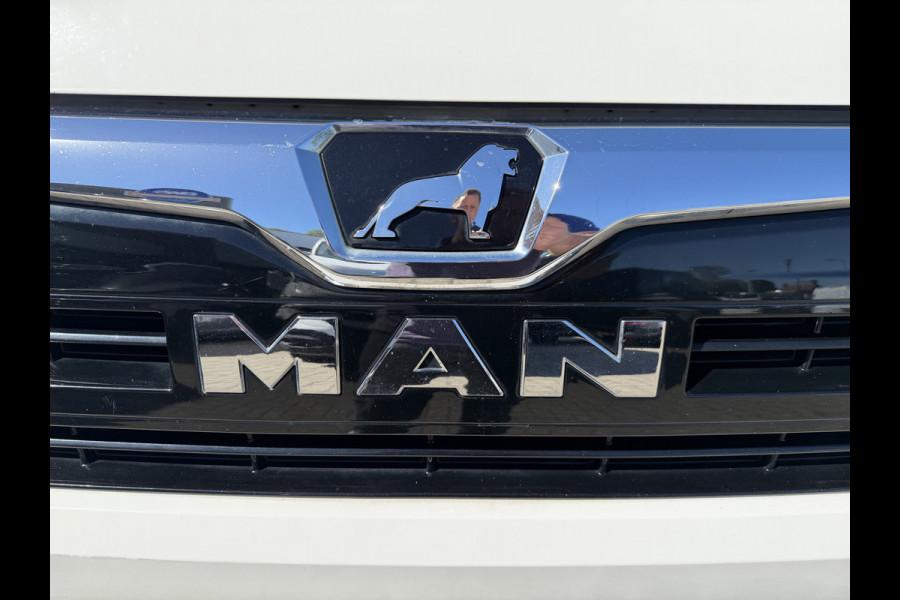 MAN TGE 35 2.0 140pk Standaard automaat L2H2 Hoog / vaste prijs rijklaar € 24.950 ex btw / lease vanaf € 407 / airco / cruise / navi / camera / euro 6 / bpm vrij / imperial + trap / trekhaak !