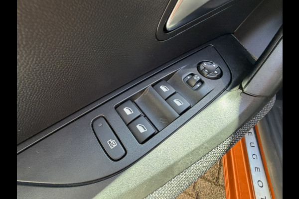 Peugeot 2008 1.2 PureTech Automaat Camera Cruise Clima Navigatie Carplay Lane Assist Led