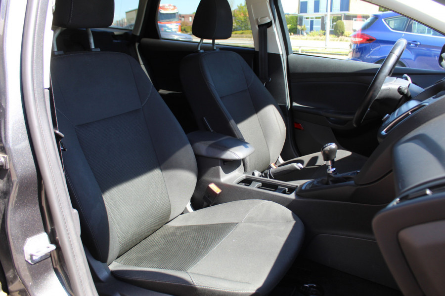 Ford FOCUS Wagon 1.0 125PK , Distributie riem is reeds vervangen Trekhaak, pdc, 16inch BBS VELGEN, Stuurverwarming, Airco , Cruise,