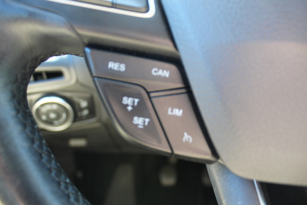 Ford FOCUS Wagon 1.0 125PK , Distributie riem is reeds vervangen Trekhaak, pdc, 16inch BBS VELGEN, Stuurverwarming, Airco , Cruise,