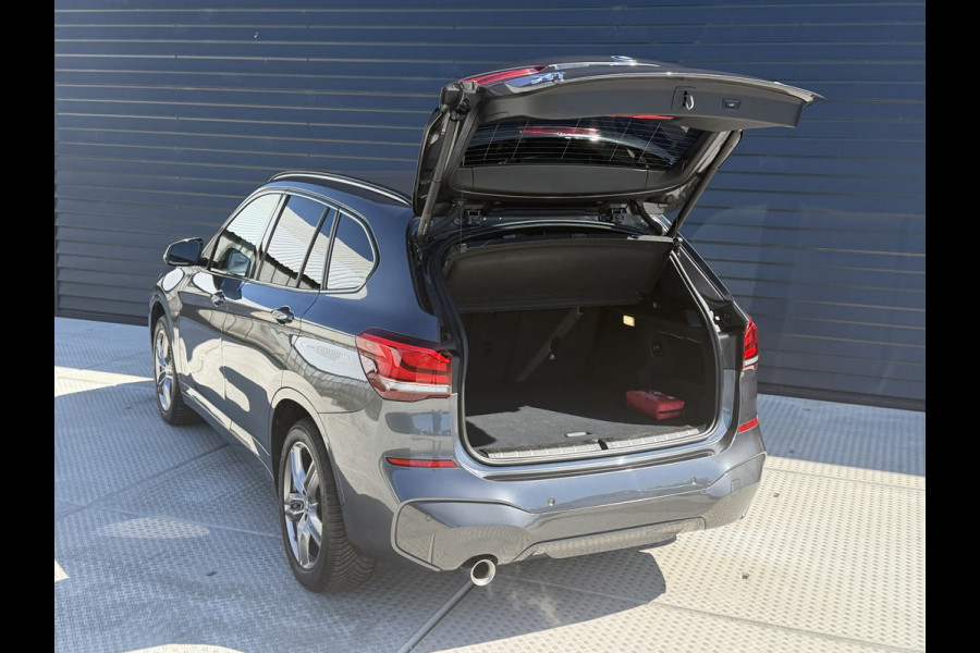 BMW X1 sDrive18i High Executive M SPORT / Navi / Camera / Leder / sfeer verlichting