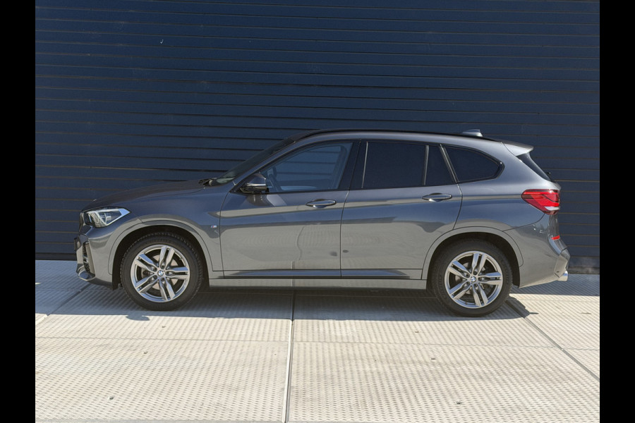 BMW X1 sDrive18i High Executive M SPORT / Navi / Camera / Leder / sfeer verlichting
