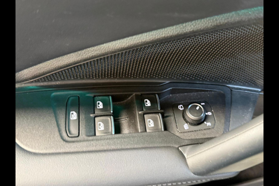 Volkswagen Tiguan 1.5 eHybrid R-Line Edition Panoramadak, Massage Stoelen, Trekhaak
