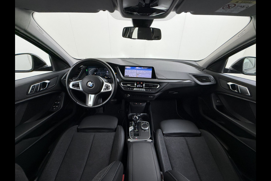 BMW 1-serie 118i AUT-7 Sport-Line Navi Ecc Live-Cockpit-Pro 1/2 Leer Sportstoelen Apple Carplay Android Auto Cruise Control Pdc Business Ed. DAB Lmv 17" Adap.Led Regen-Lichtsensor Isofix 1e Eigenaar Origineel Nederlandse Auto Dealeronderhouden