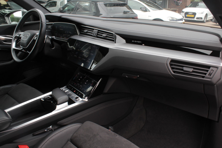 Audi e-tron e-tron 50 quattro Launch edition Black 71 kWh / Panoramadak / Camera / 20'' / Luchtvering / ACC / CarPlay / Navigatie / Stoelverwarming