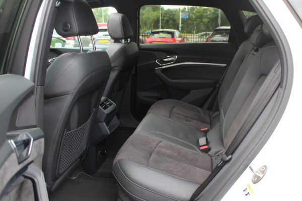 Audi e-tron e-tron 50 quattro Launch edition Black 71 kWh / Panoramadak / Camera / 20'' / Luchtvering / ACC / CarPlay / Navigatie / Stoelverwarming