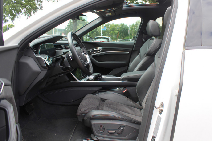 Audi e-tron e-tron 50 quattro Launch edition Black 71 kWh / Panoramadak / Camera / 20'' / Luchtvering / ACC / CarPlay / Navigatie / Stoelverwarming