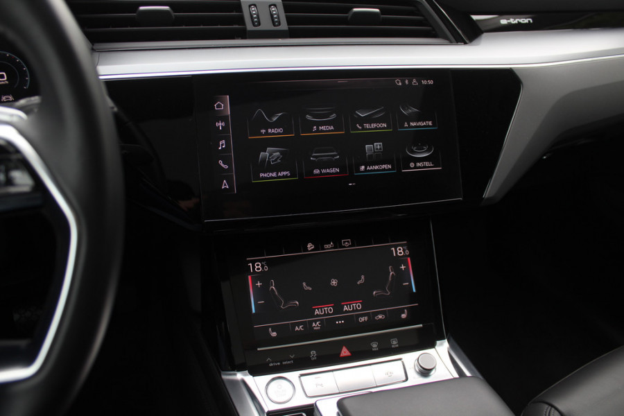 Audi e-tron e-tron 50 quattro Launch edition Black 71 kWh / Panoramadak / Camera / 20'' / Luchtvering / ACC / CarPlay / Navigatie / Stoelverwarming