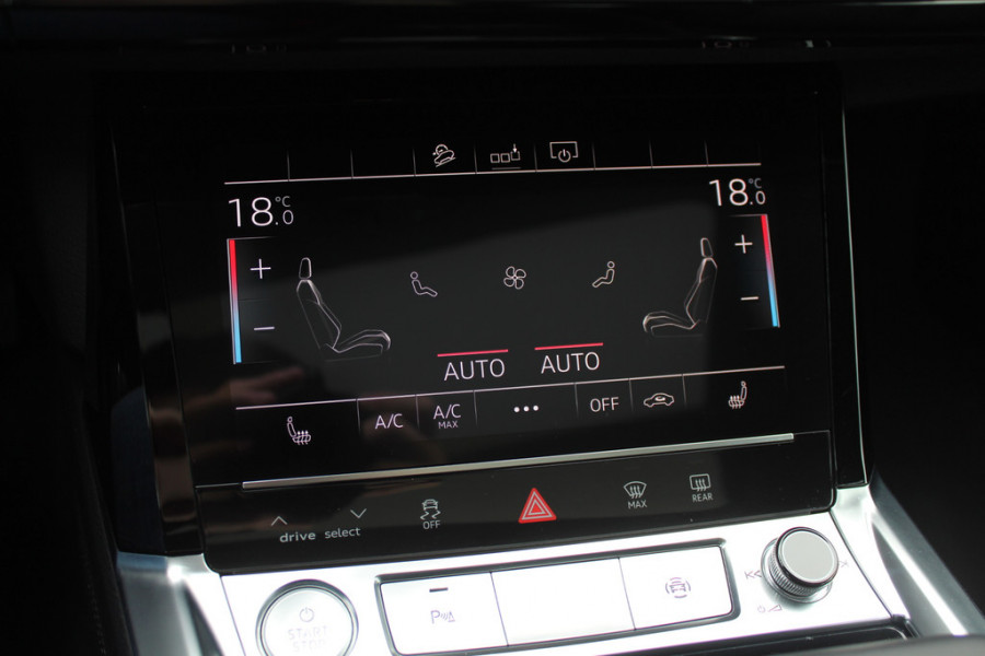Audi e-tron e-tron 50 quattro Launch edition Black 71 kWh / Panoramadak / Camera / 20'' / Luchtvering / ACC / CarPlay / Navigatie / Stoelverwarming
