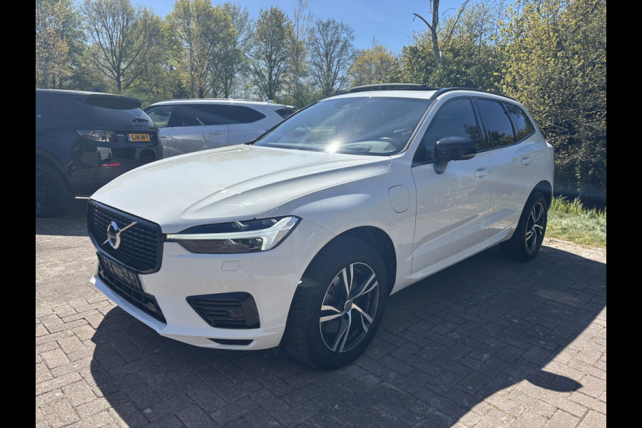 Volvo XC60 2.0 T6 Plug-in hybrid AWD R-Design | Panoramadak | Standkachel | Harman Kardon audio | Stoelverwarming / koeling