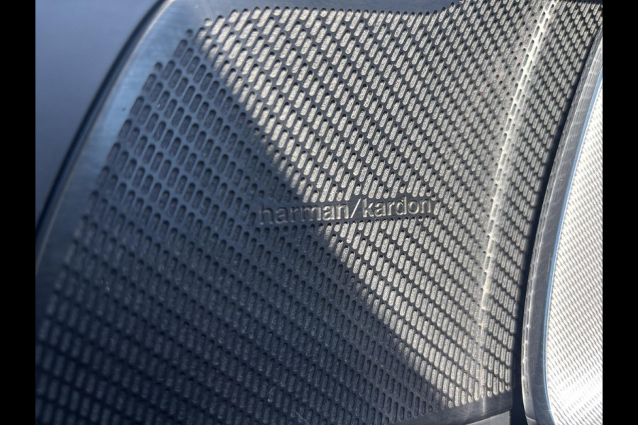 Volvo XC60 2.0 T6 Plug-in hybrid AWD R-Design | Panoramadak | Standkachel | Harman Kardon audio | Stoelverwarming / koeling