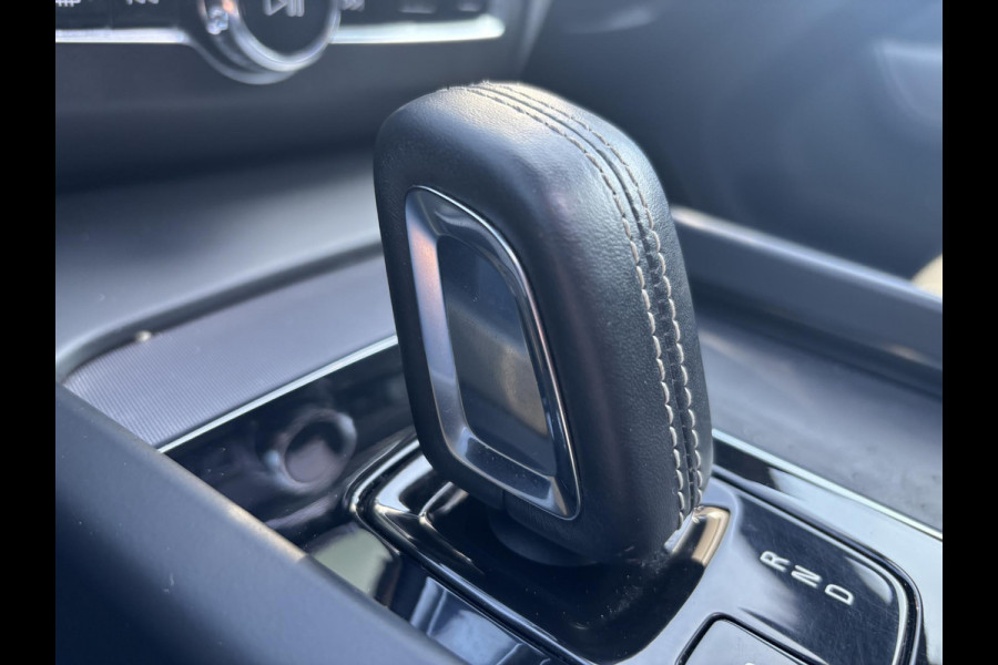 Volvo XC60 2.0 T6 Plug-in hybrid AWD R-Design | Panoramadak | Standkachel | Harman Kardon audio | Stoelverwarming / koeling
